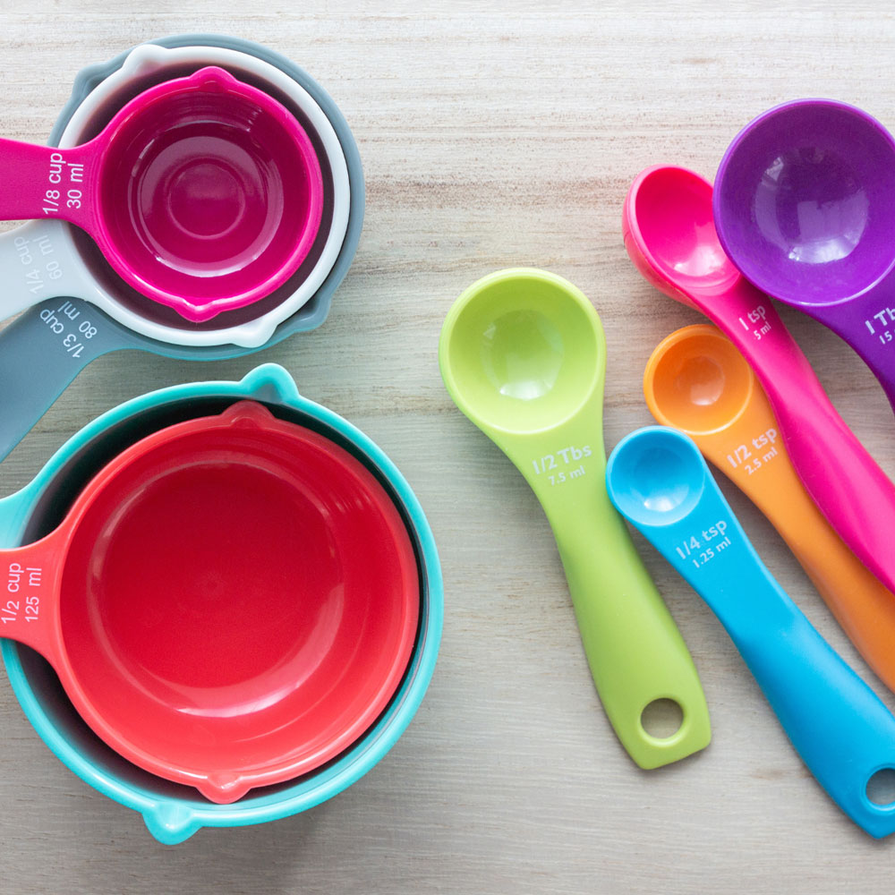 Measuring cups and spoons